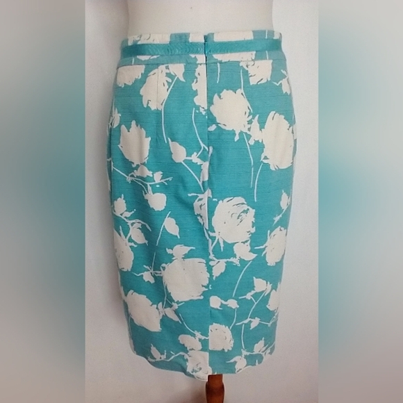 EGGSHELL BLUE AND WHITE FLORAL PENCIL SKIRT - Picture 2 of 6